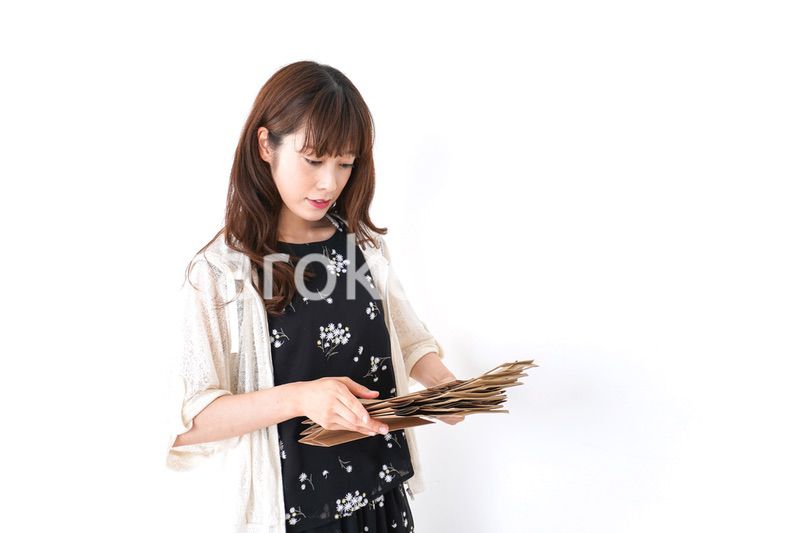 買い物袋を整理する店舗スタッフ