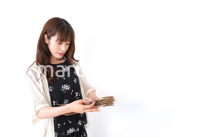 買い物袋を整理する店舗スタッフ