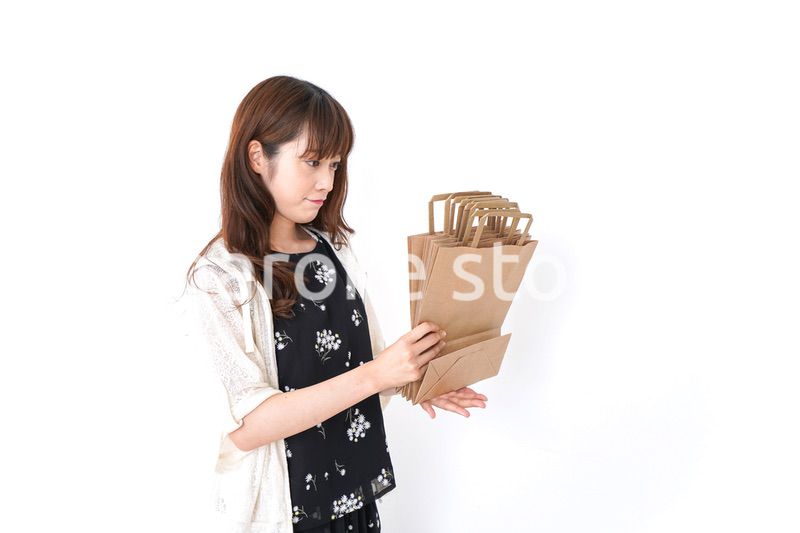 買い物袋を整理する店舗スタッフ