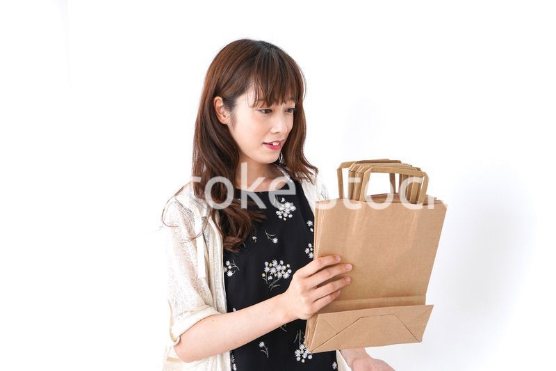 買い物袋を整理する店舗スタッフ