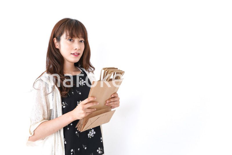 買い物袋を整理する店舗スタッフ