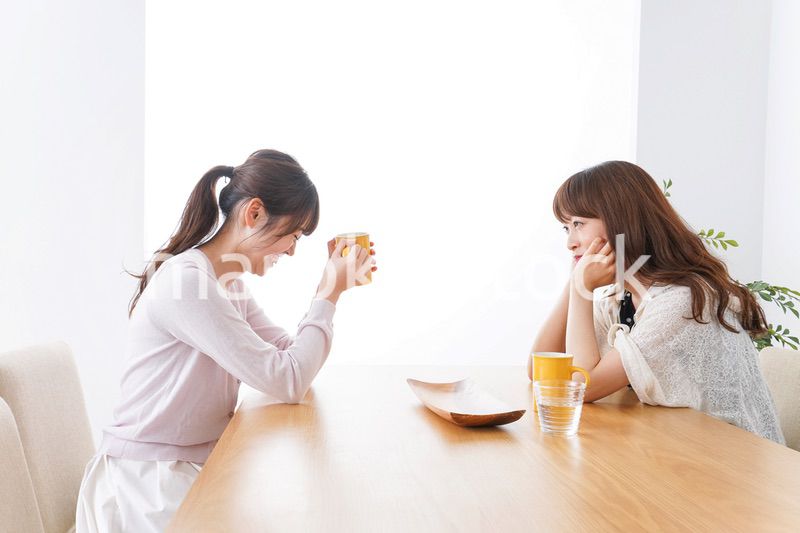 カフェで話す女性