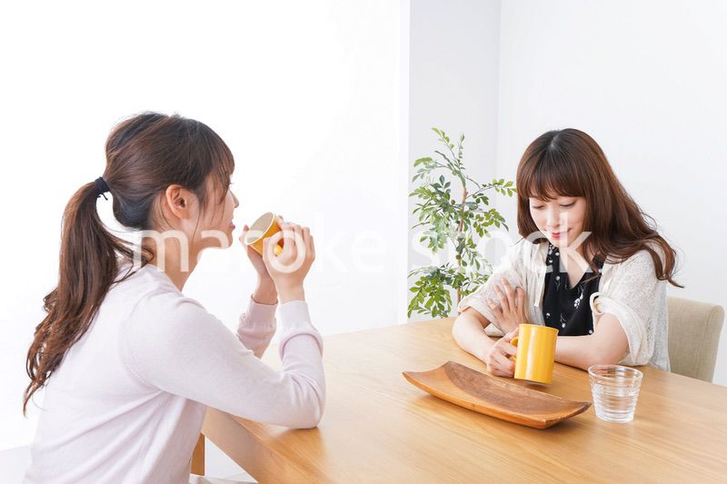 カフェで話す女性