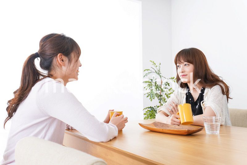 カフェで話す女性