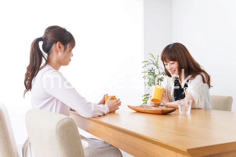 カフェで話す女性