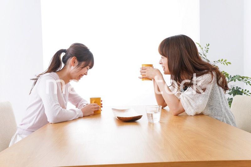 カフェで話す女性