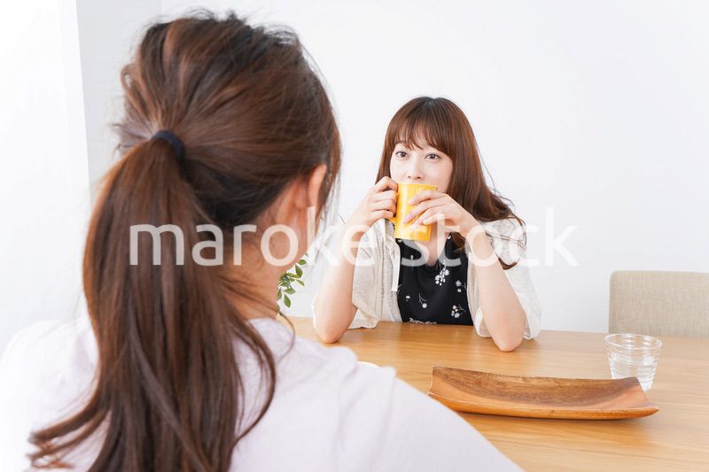 カフェで話す女性