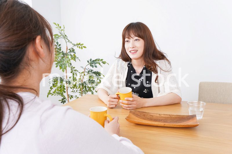 カフェで話す女性
