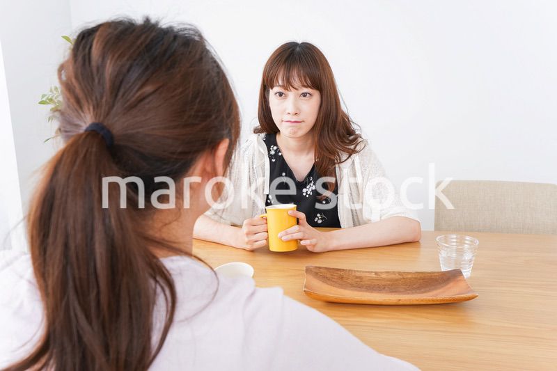 カフェで話す女性