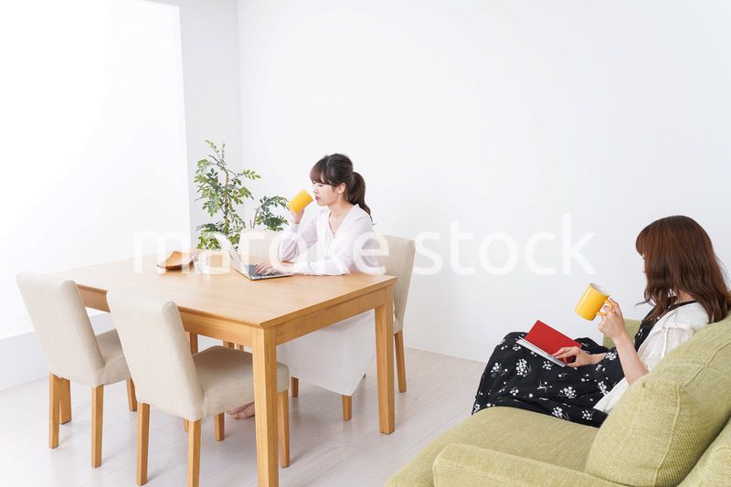 カフェにいる女性イメージ