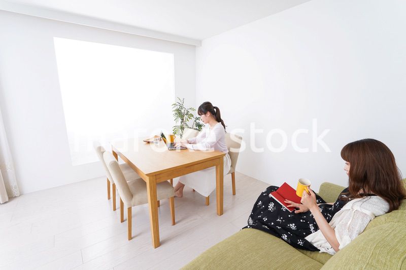 カフェにいる女性イメージ