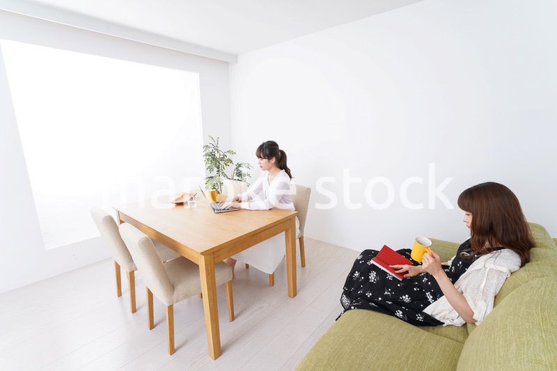 カフェにいる女性イメージ