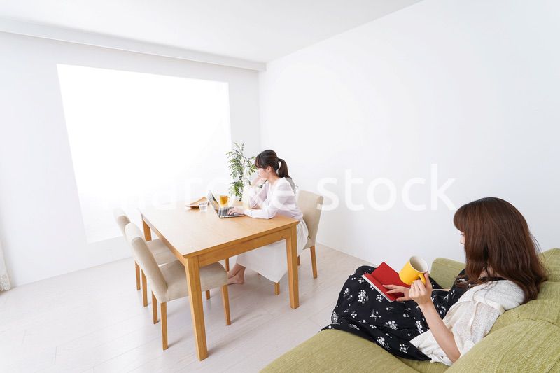 カフェにいる女性イメージ