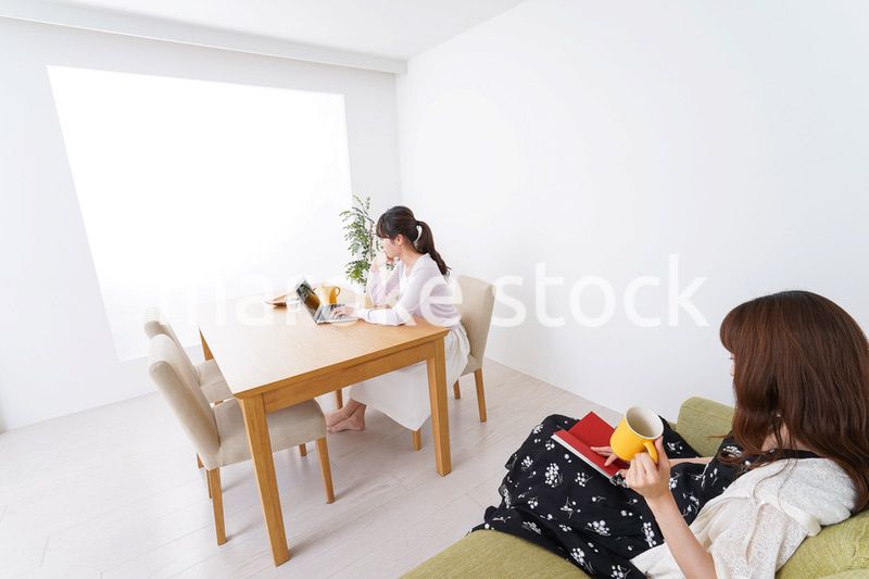 カフェにいる女性イメージ