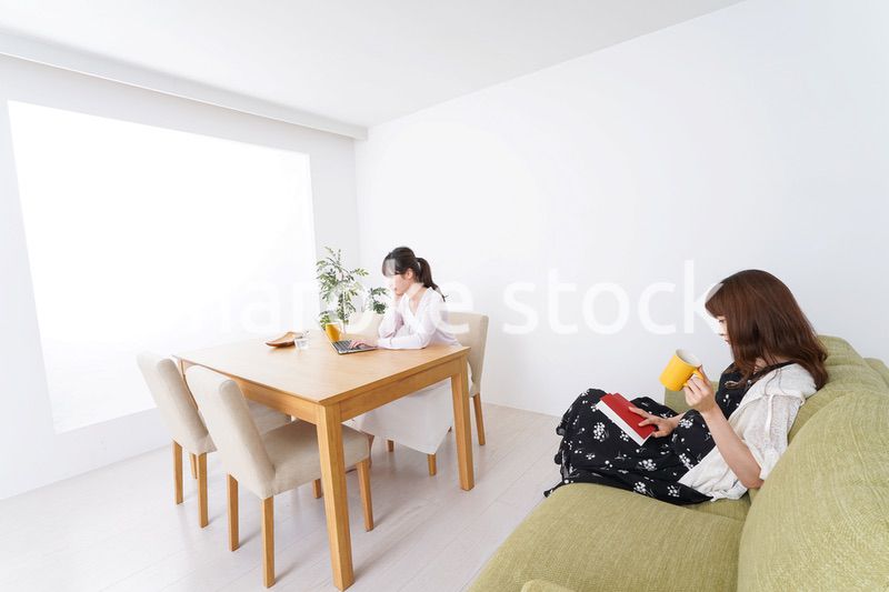 カフェにいる女性イメージ