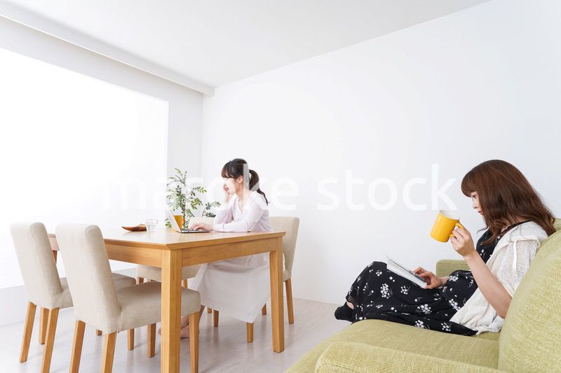 カフェにいる女性イメージ