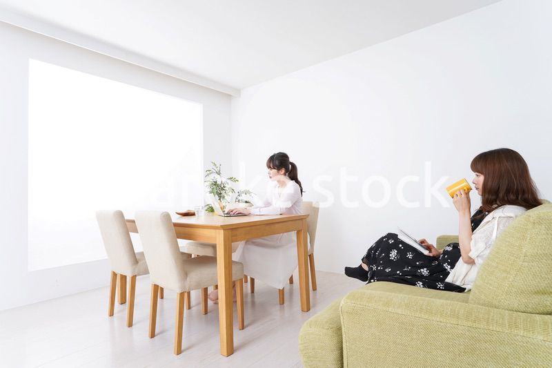 カフェにいる女性イメージ