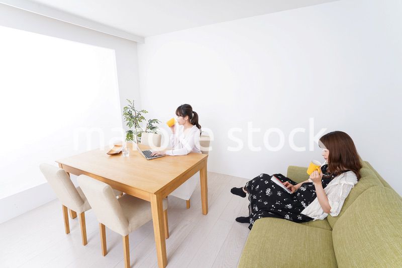 カフェにいる女性イメージ