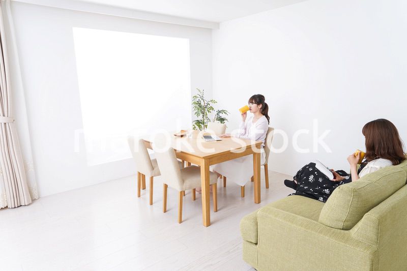 カフェにいる女性イメージ