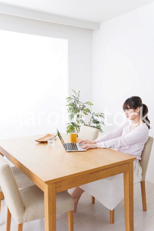 カフェで仕事をするビジネスウーマン