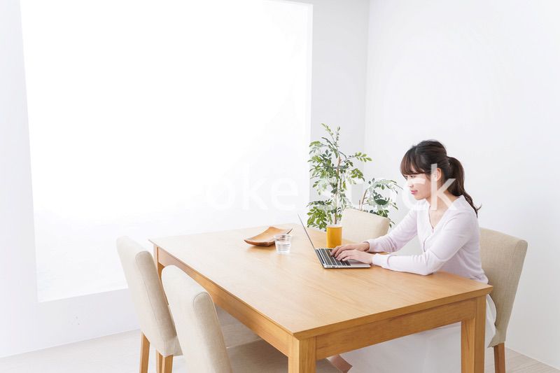 カフェで仕事をするビジネスウーマン