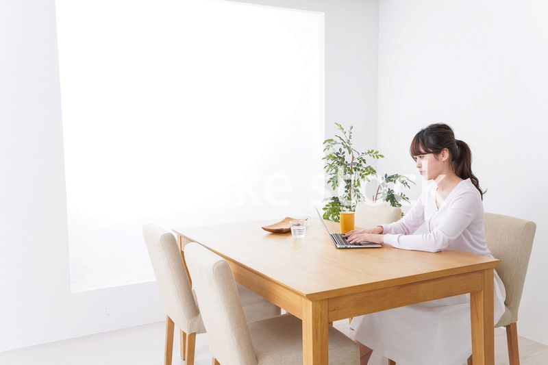 カフェで仕事をするビジネスウーマン