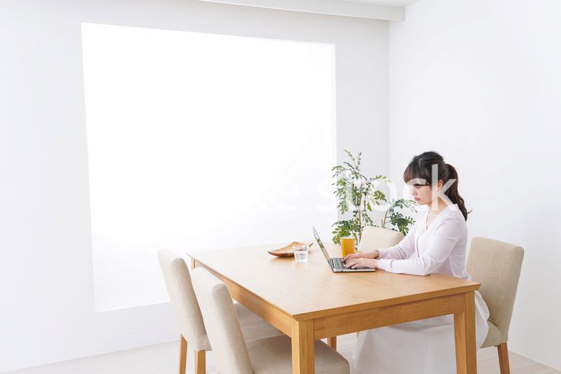 カフェで仕事をするビジネスウーマン