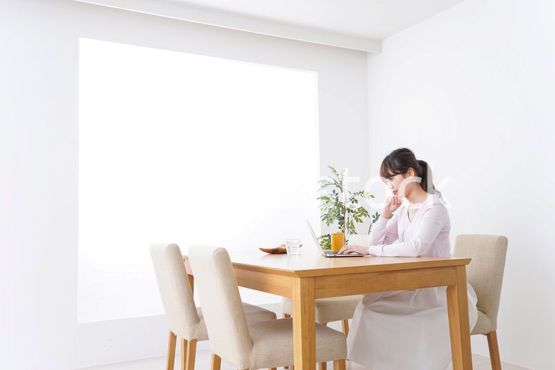 カフェで仕事をするビジネスウーマン