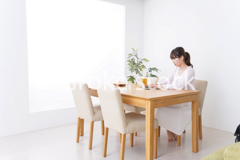 カフェで仕事をするビジネスウーマン