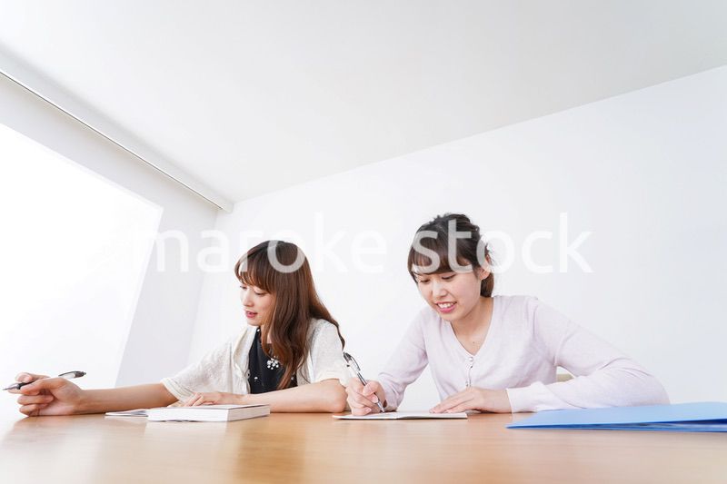 勉強する学生