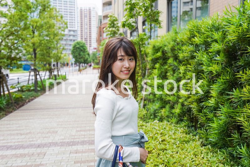 街なかでデートをする女性