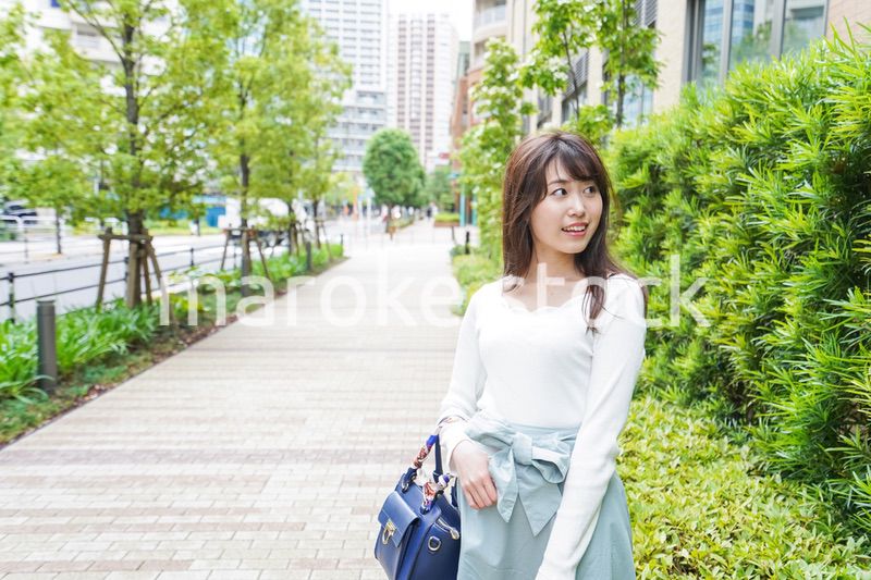 街なかでデートをする女性