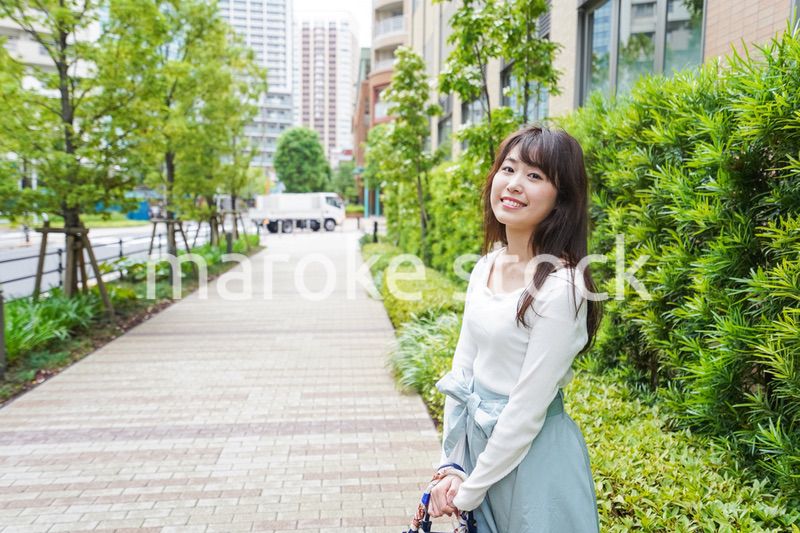 街なかでデートをする女性