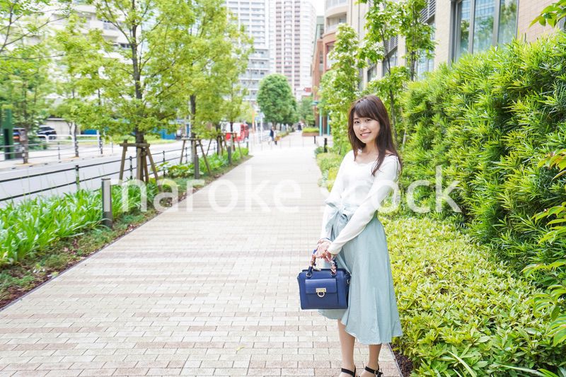 街なかでデートをする女性