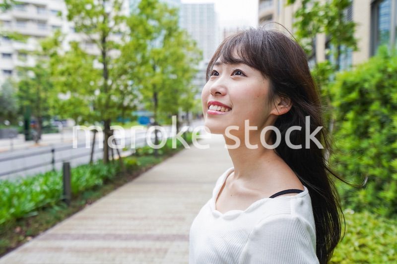 街なかでデートをする女性