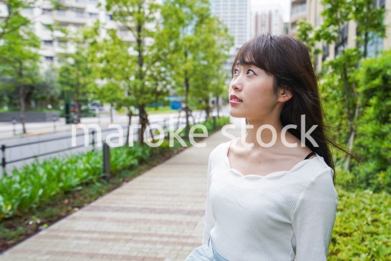 街なかでデートをする女性