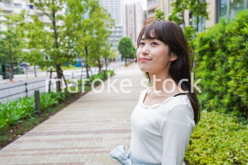 街なかでデートをする女性