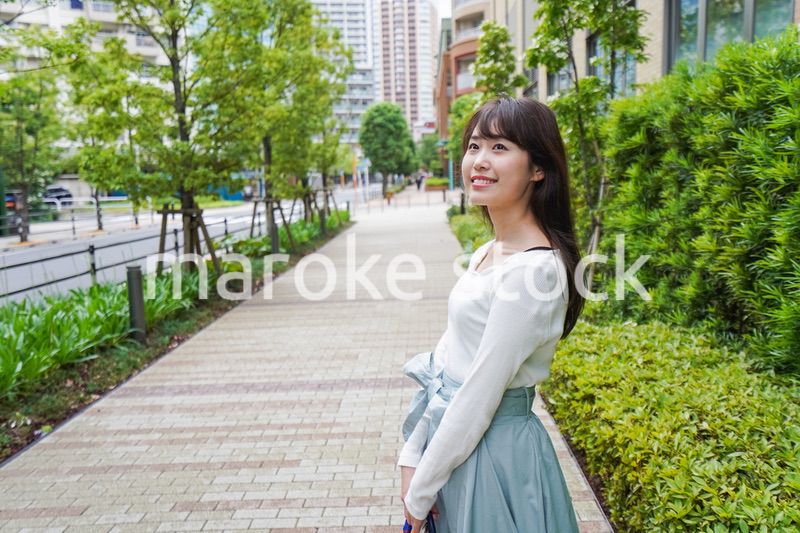 街なかでデートをする女性