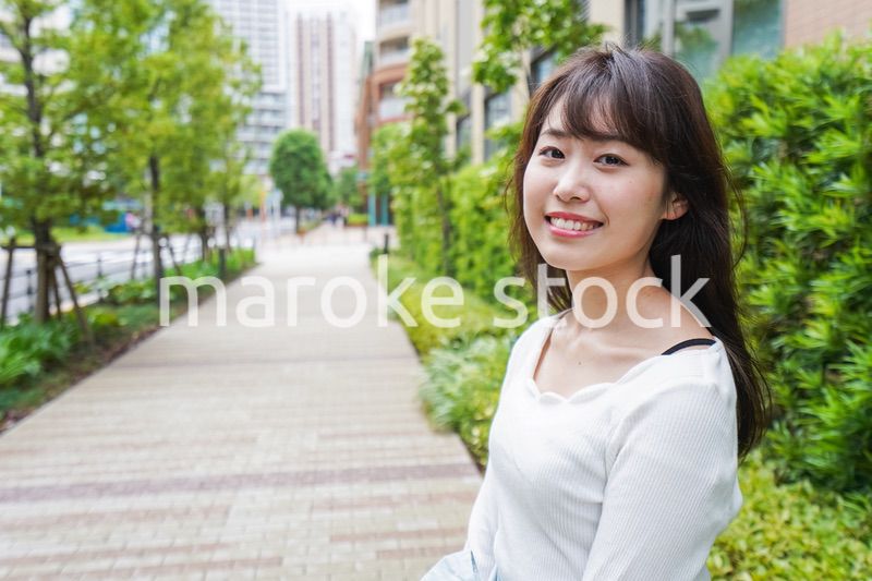 街なかでデートをする女性