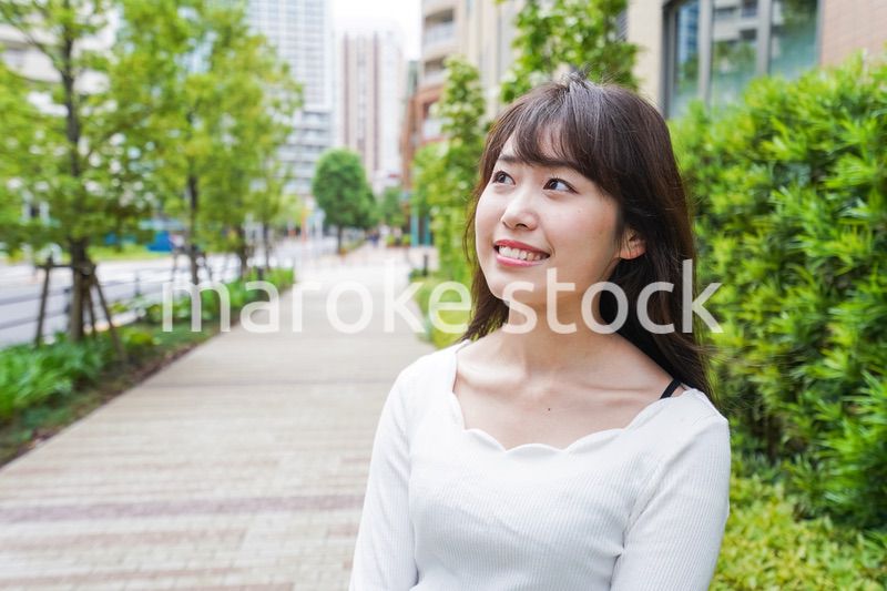 街なかでデートをする女性