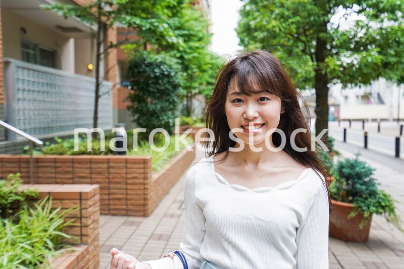 街なかでデートをする女性