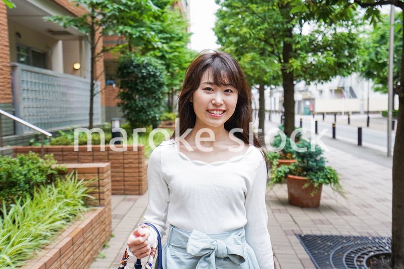 街なかでデートをする女性