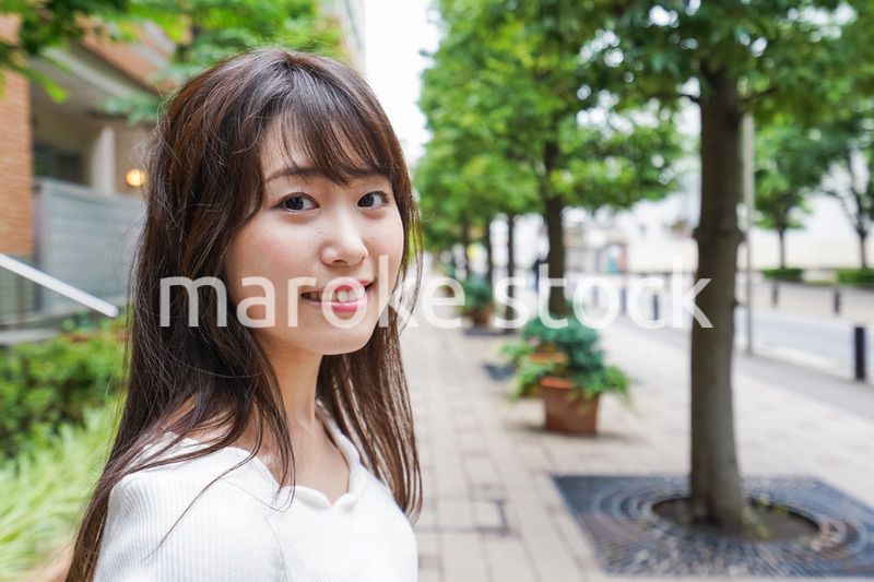 街なかでデートをする女性