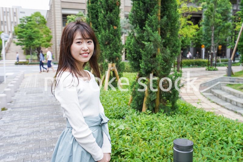 街なかでデートをする女性