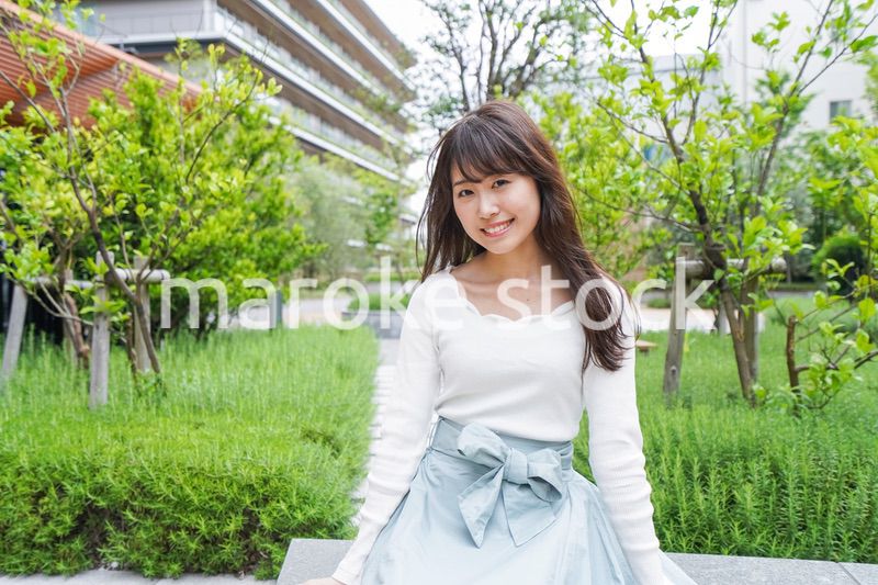 街なかでデートをする女性