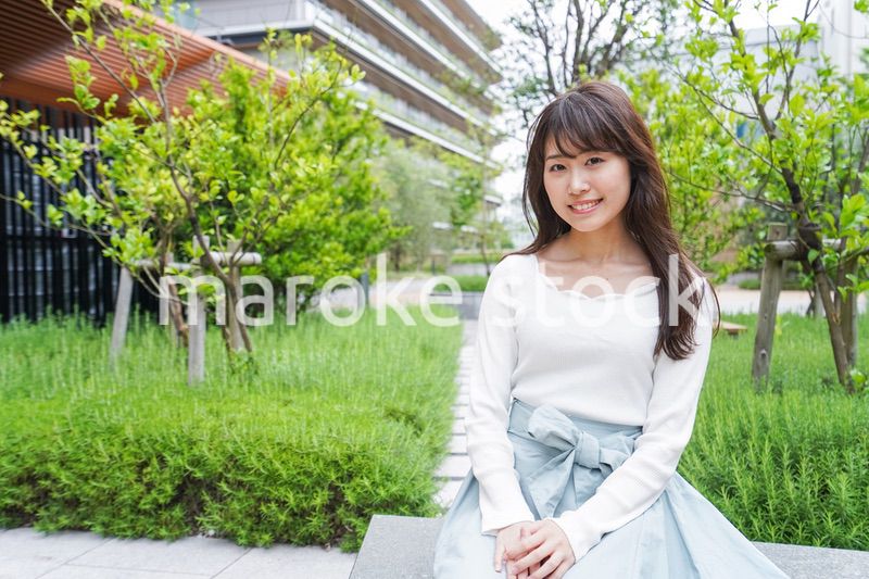 街なかでデートをする女性