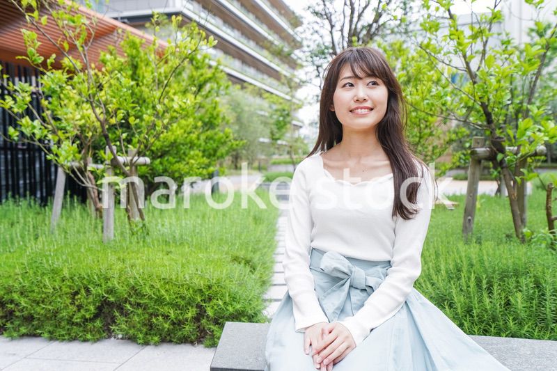 街なかでデートをする女性