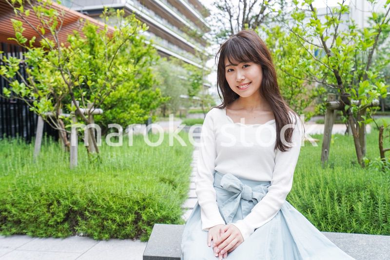 街なかでデートをする女性