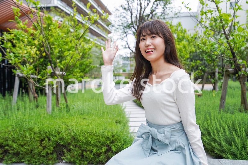 待ち合わせする女性