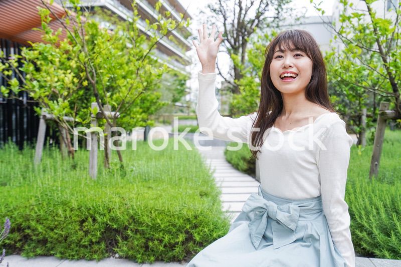 待ち合わせする女性